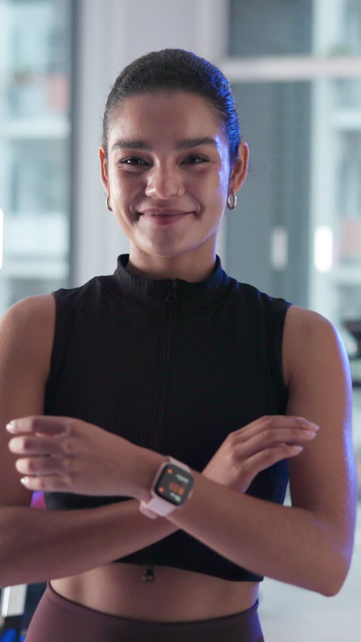 retrato de una mujer sonriente con los brazos cruzados