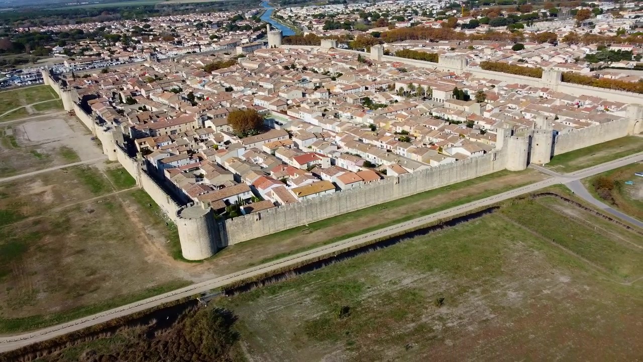 Cidadela medieval murada de Aigues-Mortes do século XIII. Vista aérea da cidade medieval murada. Região da Occitânia (França), Camargue