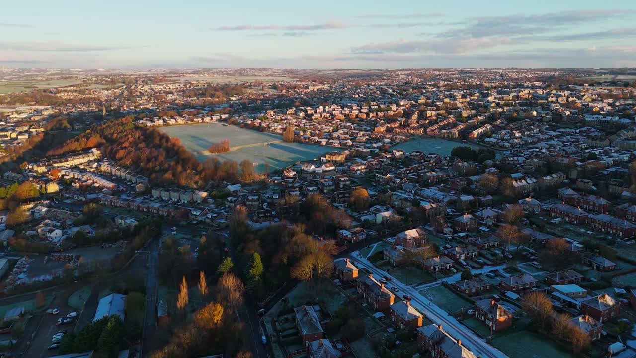 el amanecer en una mañana de invierno muy fría en yorkshire, reino unido