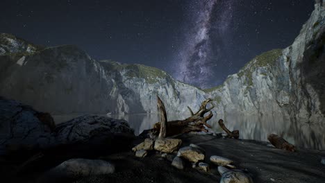 Hyperlapse-Des-Nächtlichen-Sternenhimmels-Mit-Berg--Und-Meeresstrand-Auf-Den-Lofoten,-Norwegen