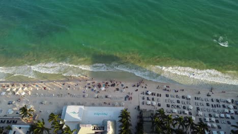 Gente-Disfrutando-Del-Verano-En-La-Mágica-Playa-De-Arena-De-Playa-Del-Carmen,-México