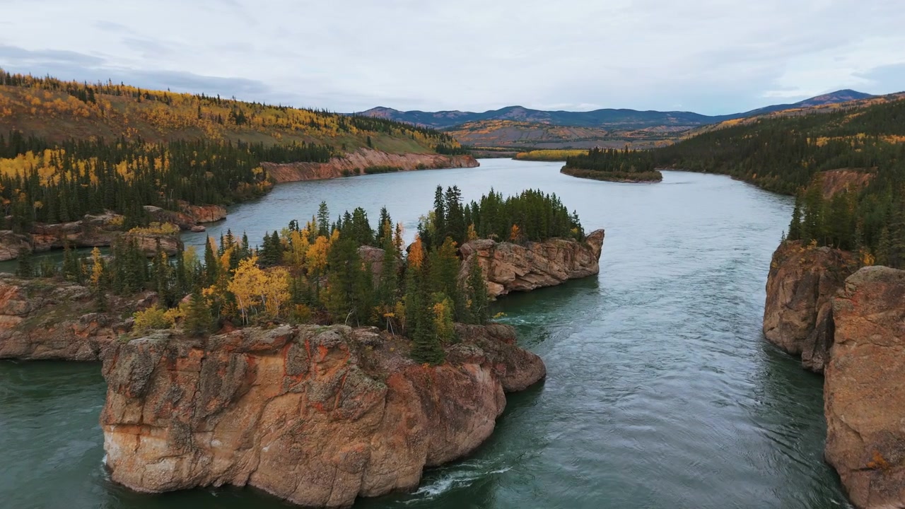 Una vista pittoresca delle Rapide delle Cinque Dita lungo il fiume Yukon nello Yukon, Canada - Ripresa aerea con drone.