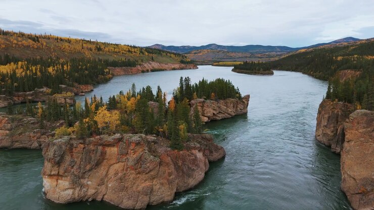 Una vista pittoresca delle Rapide delle Cinque Dita lungo il fiume Yukon nello Yukon, Canada - Ripresa aerea con drone.