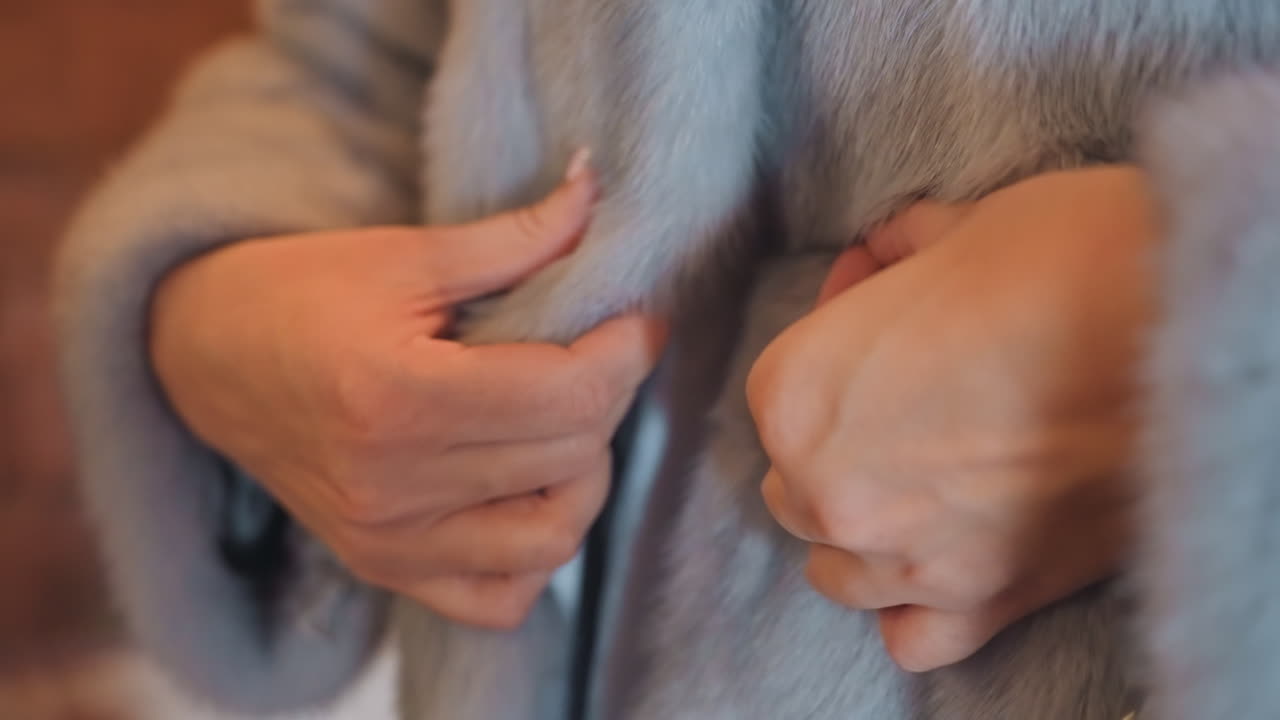 Chiusura delicata al tatto. Si abbottona con cura il cappotto caldo con la punta delle dita. Dita tenere chiudono delicatamente e in sicurezza la comoda giacca, maneggiandola con attenzione.