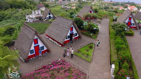 Fliegen-über-Die-Bungalowhäuser-Und-Hütten-In-Santana-Madeira-Portugal