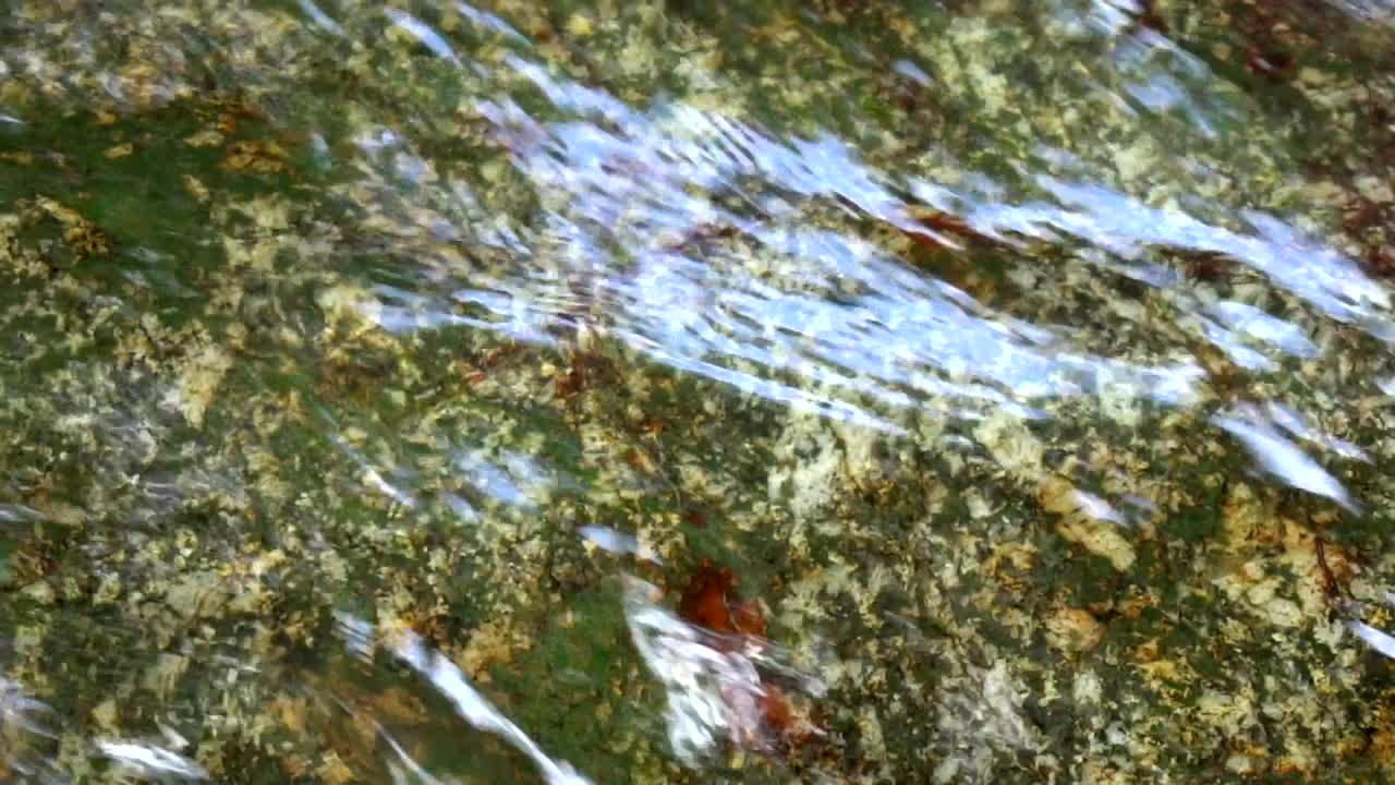 cascada fluyendo en piedra y luz día soleado 4k disparo en cámara lenta