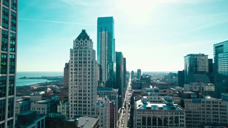 vista aérea del denso horizonte de chicago con un cielo despejado y el lejano horizonte del lago