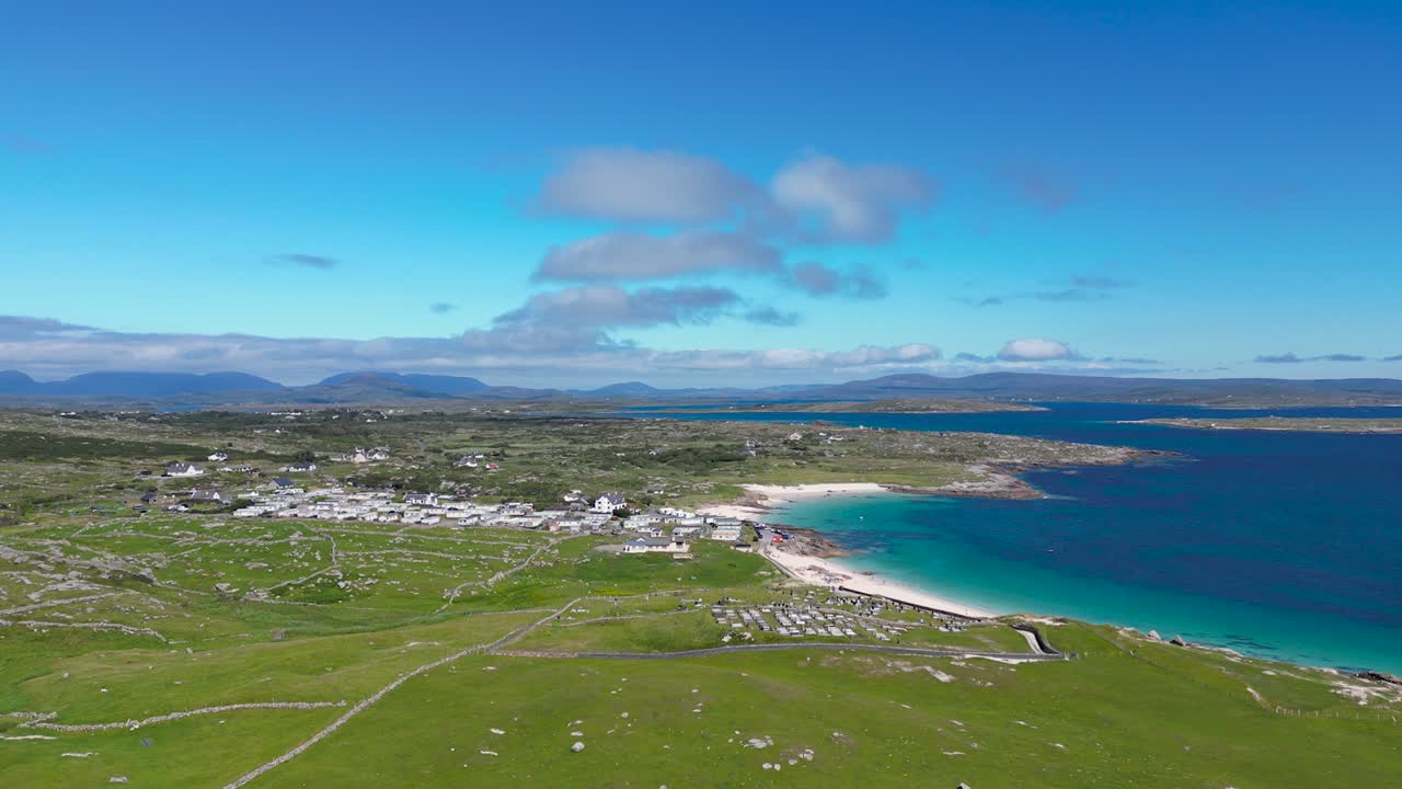 errisbeg 해변은 아일랜드 마요 카운티에 위치한 멋진 해안선입니다.