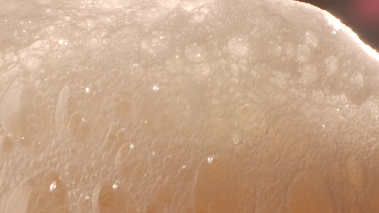 ⁇ 이 유리 위에  ⁇ 어지는 맥주