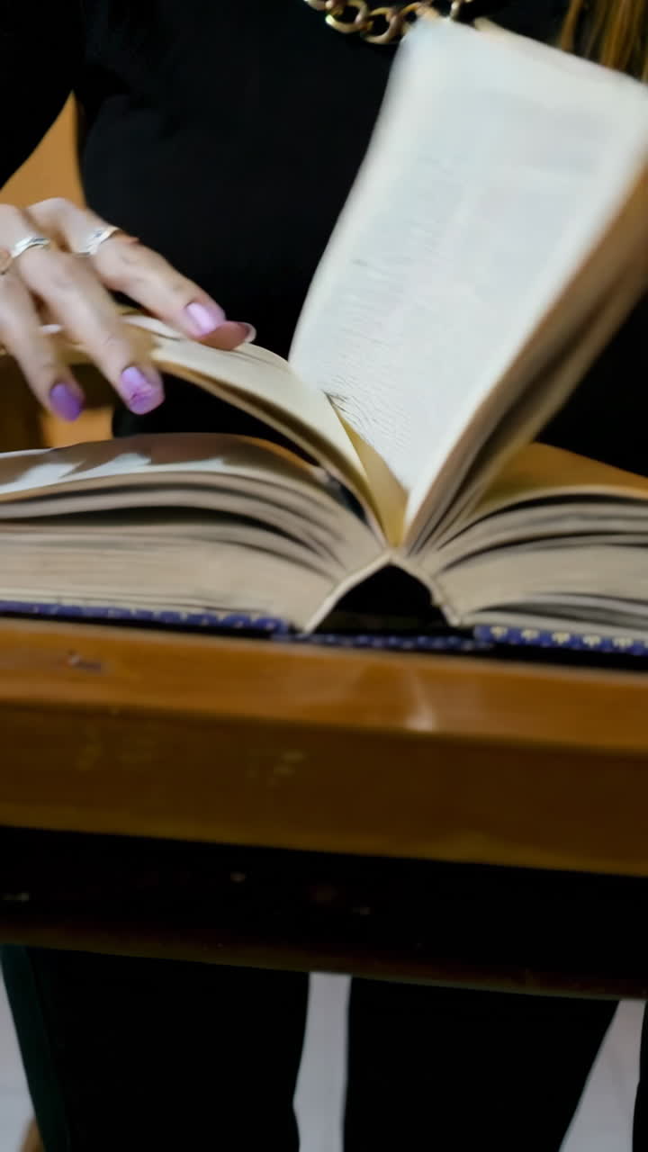 mujer leyendo un libro