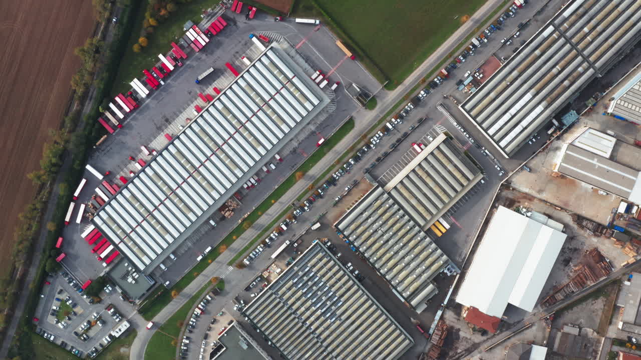 Luftfoto ovenfra af et industriområde