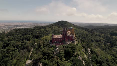 toma aérea en órbita alrededor del palacio pena, la famosa atracción histórica en las colinas de sintra, portugal