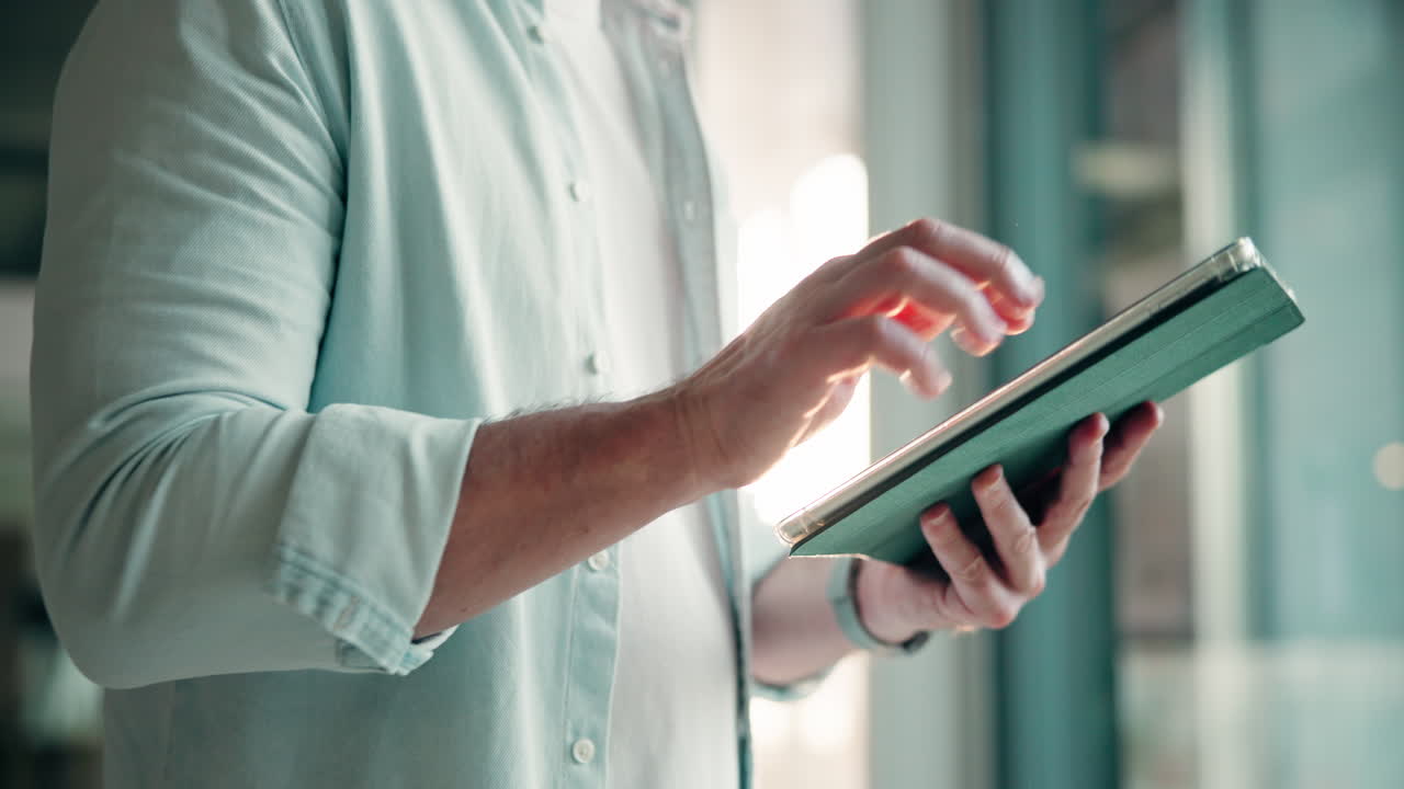 hombre usando una tableta