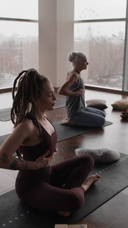 mujeres practicando yoga