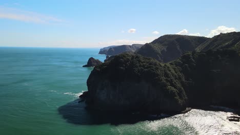 Flying-into-mountains-over-Piha-beach-in-New-Zealand