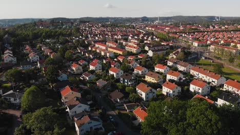 Increíbles-Imágenes-Aéreas-Sobre-La-Parte-Suburbana-De-Gotemburgo,-Suecia-Llamada-Karralund