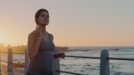 mujer embarazada, playa y puesta de sol corriendo