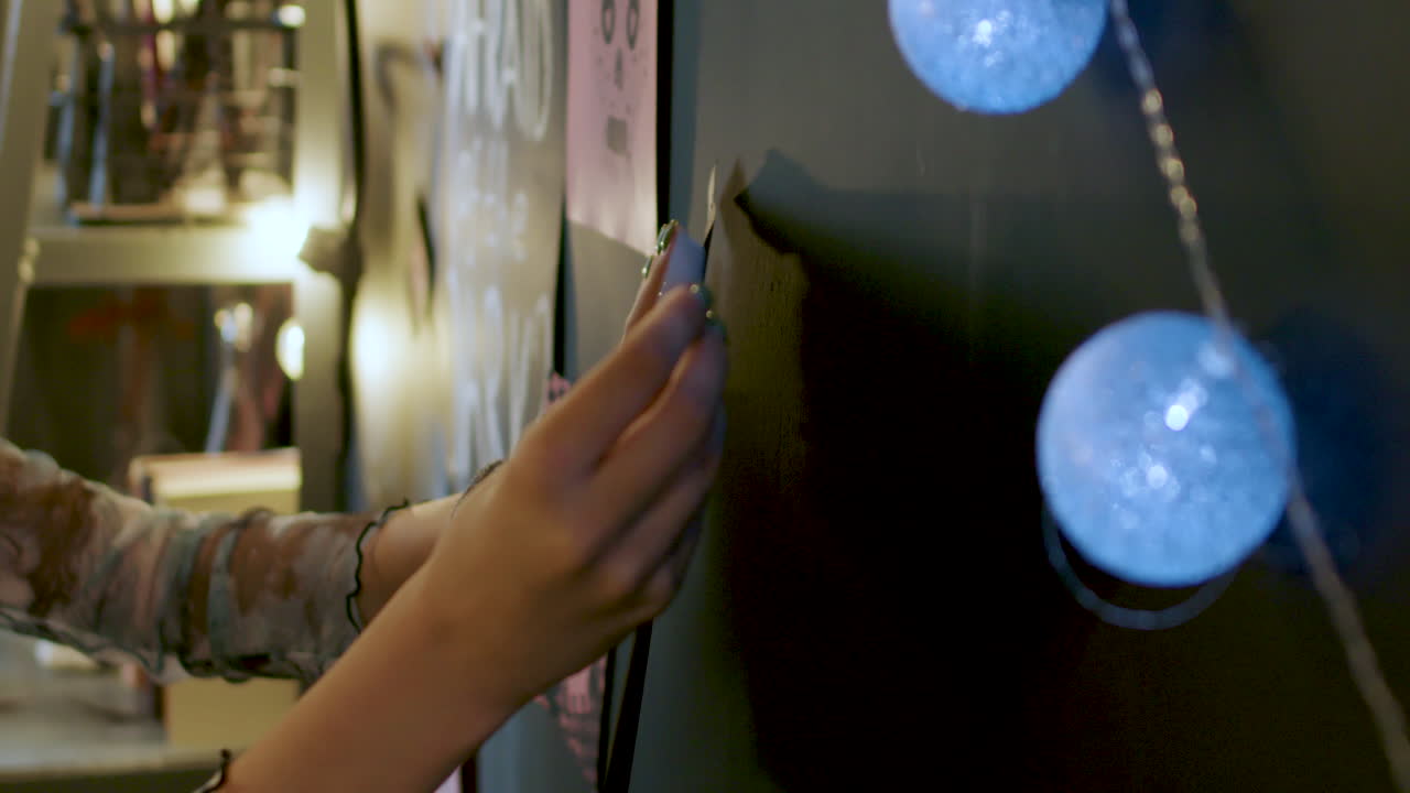 침실에 있는 소녀