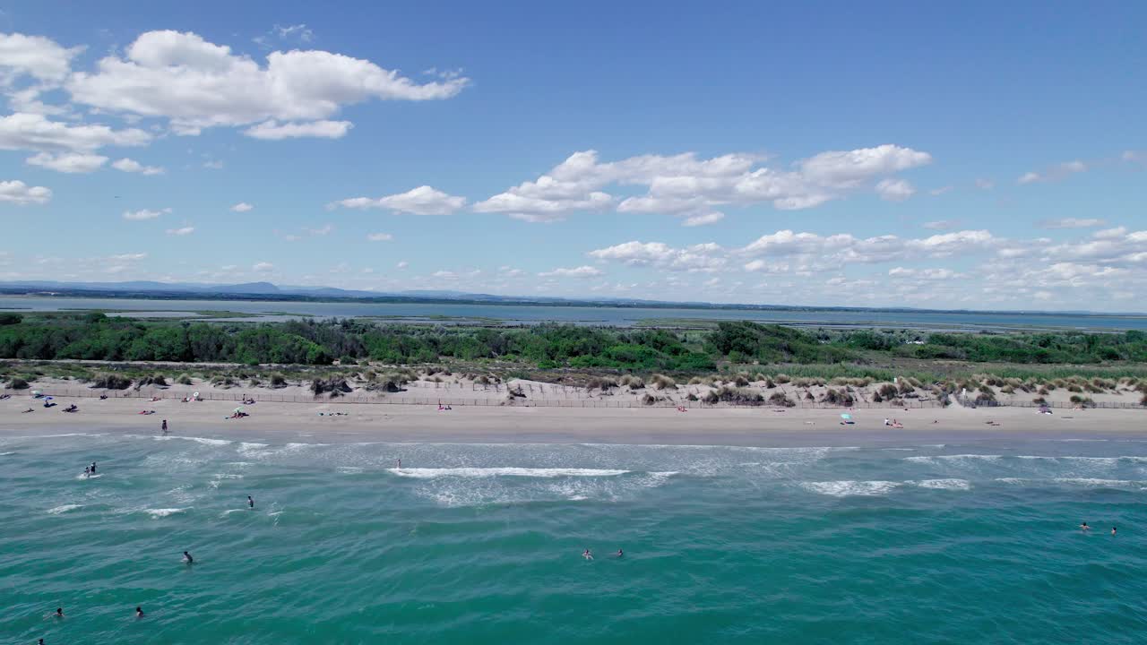 toma aérea de gente nadando y relajándose en la plage du grand travers