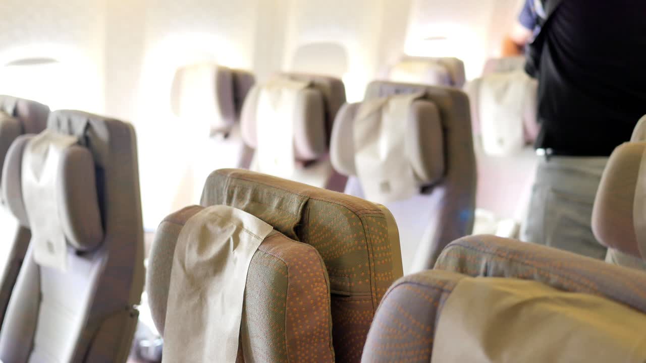 interior de la cabina del avión: asientos de clase económica
