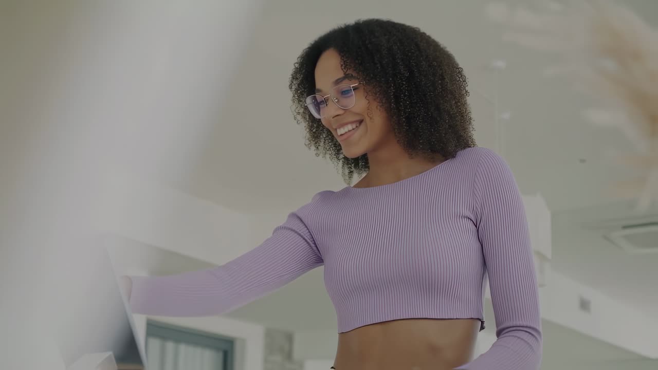 A mulher a trabalhar no portátil