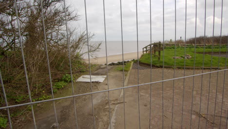 fotografía amplia que muestra la erosión costera de beach rd en happisburgh en marzo de 2024