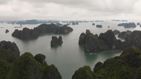 Panorámica-Panorámica-De-La-Bahía-De-Halong-Y-El-Horizonte-Brumoso-En-Vietnam