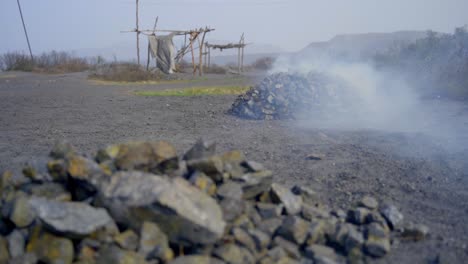 Freshly-mined-coal-burning,-Jharia-coalfield-in-eastern-India,-Dhanbad,-Jharkhand