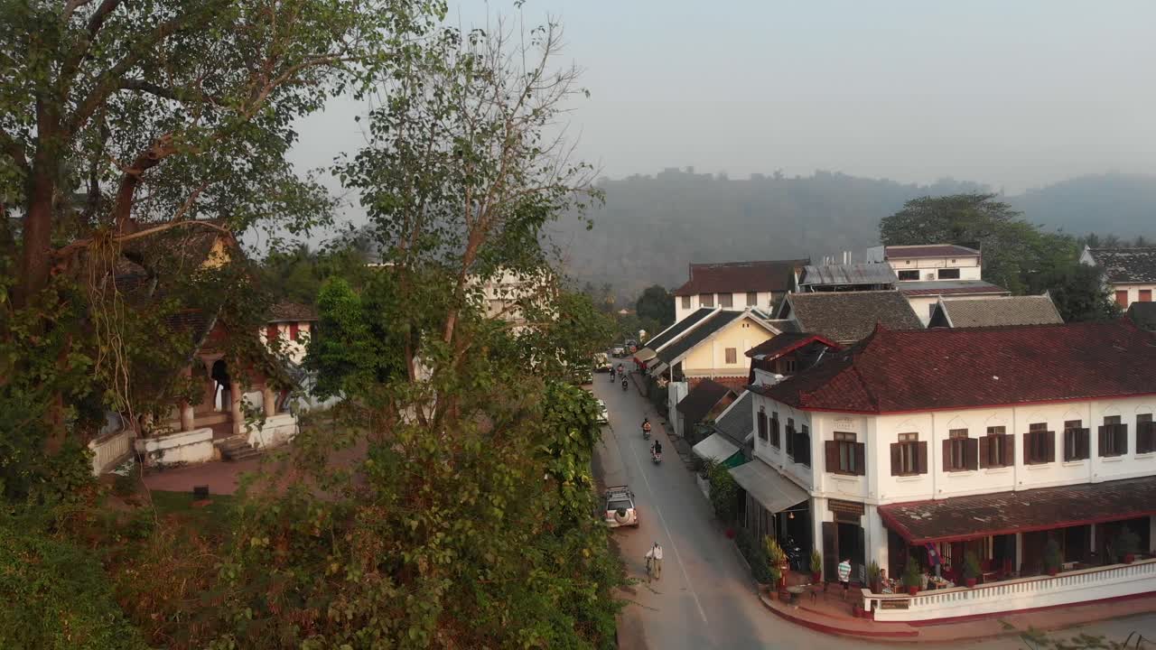 Traffico cittadino all'alba a Luang Prabang, Luang Prabang, Laos