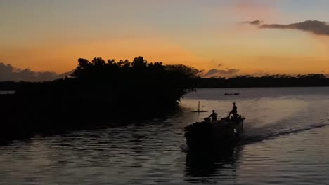 Barco-De-Arrastre-De-Motor-En-El-Río-Durante-La-Puesta-De-Sol