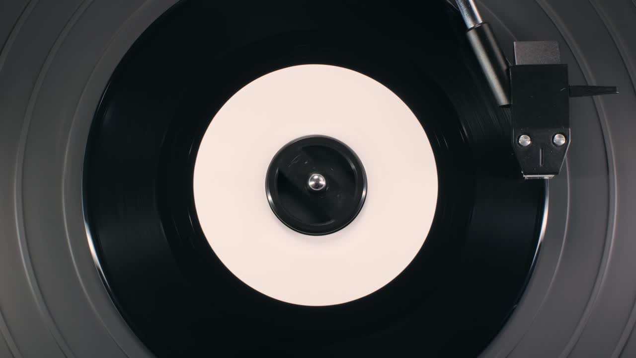 ретро-виниловый проигрыватель, воспроизводящий музыку, крупный крупный кадр винтажного lp-диска, старый фонограф, вращающийся. ретро-музыкальный проигратель.