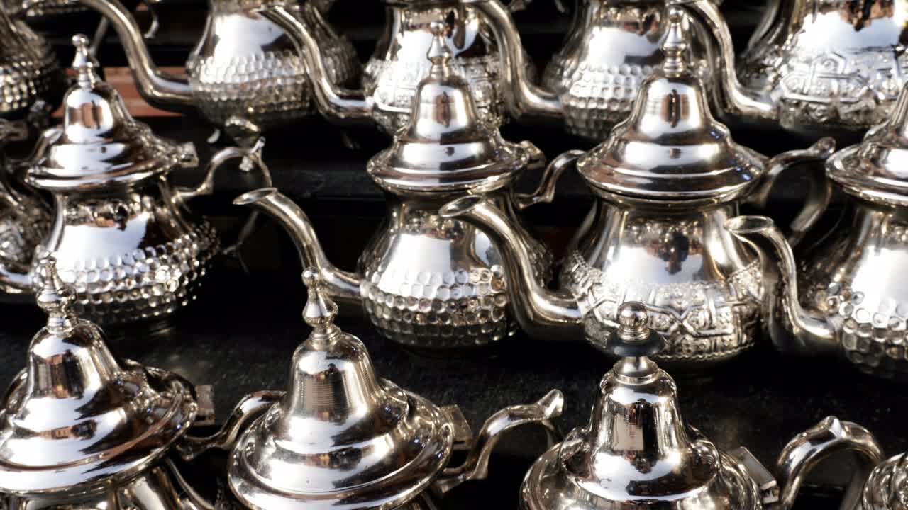 모로코 마라케시의 메디나 소크에 있는 가게에서 전통적인 모로코 차병.