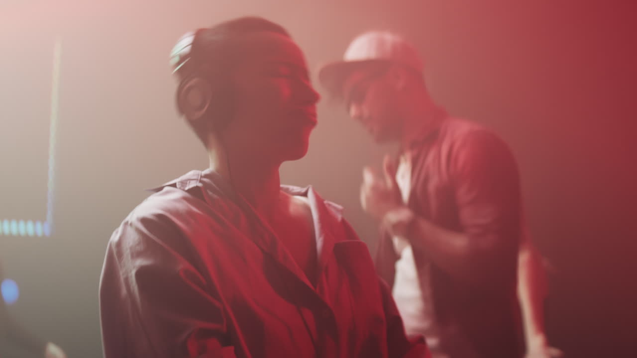 la escena de la fiesta en el club nocturno