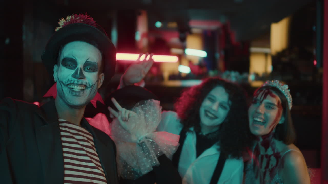 un grupo de amigos hablando.