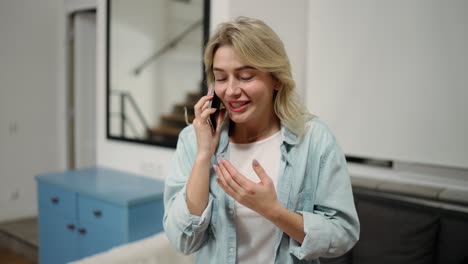 mujer joven y hermosa hablando en su teléfono inteligente, emociones positivas en su rostro