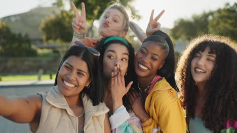 Selfie,-Mujeres-Y-Amigos-Con-Beso-Que-Sopla