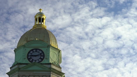 Lapso-De-Tiempo-En-La-Nube-De-La-Cúpula-Del-Palacio-De-Justicia-En-Huntington,-Virginia-Occidental