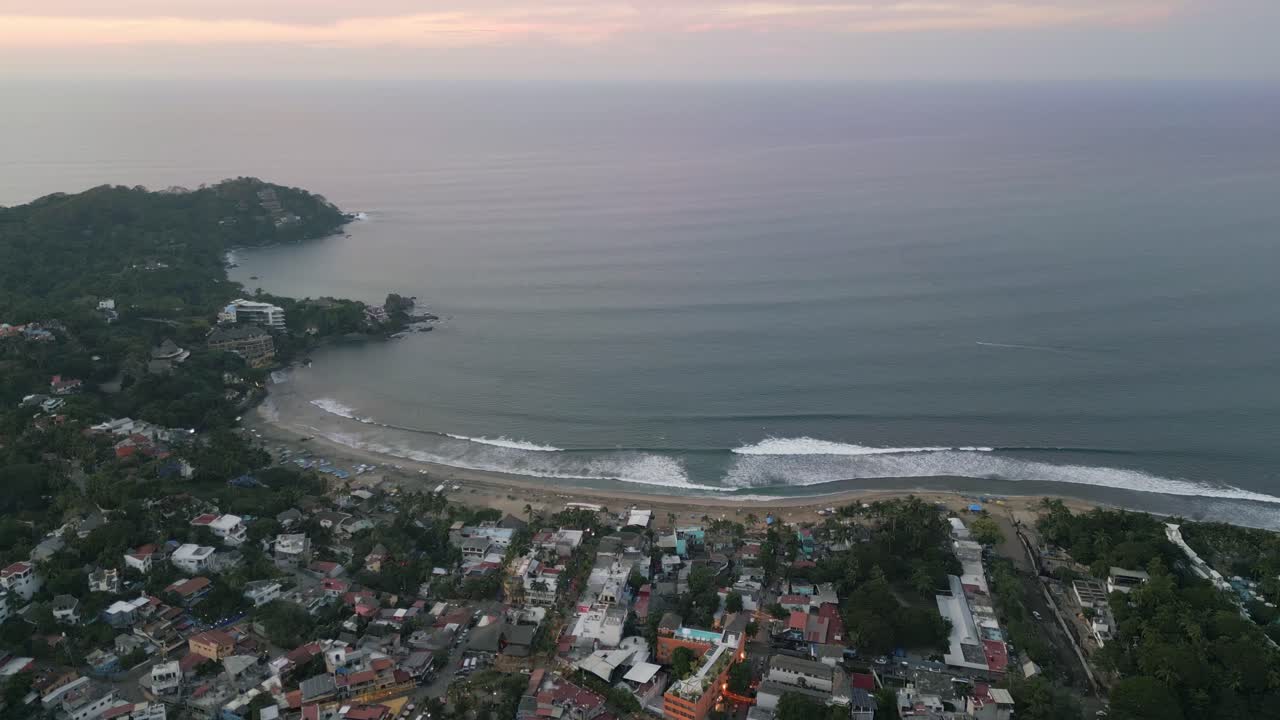 panorámica aérea de las largas olas que se estrellan en la bahía frente a la costa de sayulita, méxico