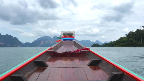 Un-Barco-Rebotando-Sobre-Las-Olas,-Avanzando-Con-La-Danza-Rítmica-Del-Agua