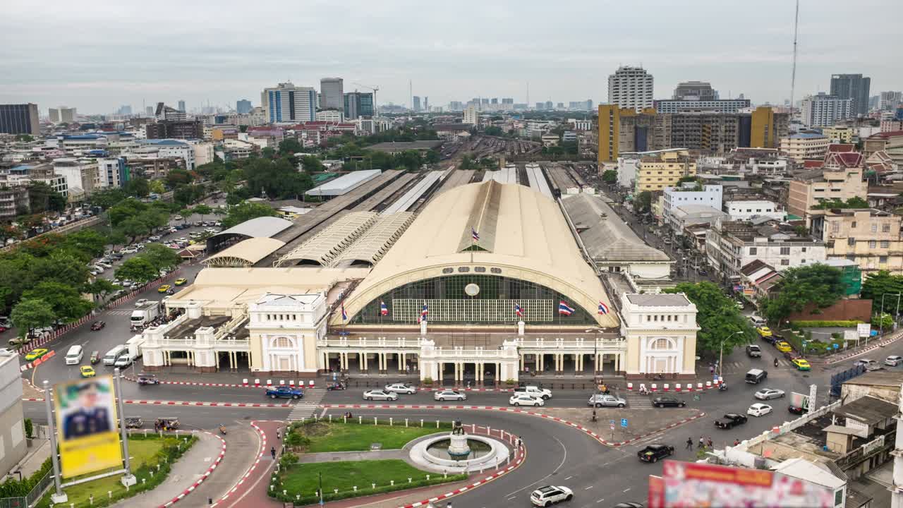 4k time lapse: tráfico en la estación de tren de bangkok en bangkok, tailandia.