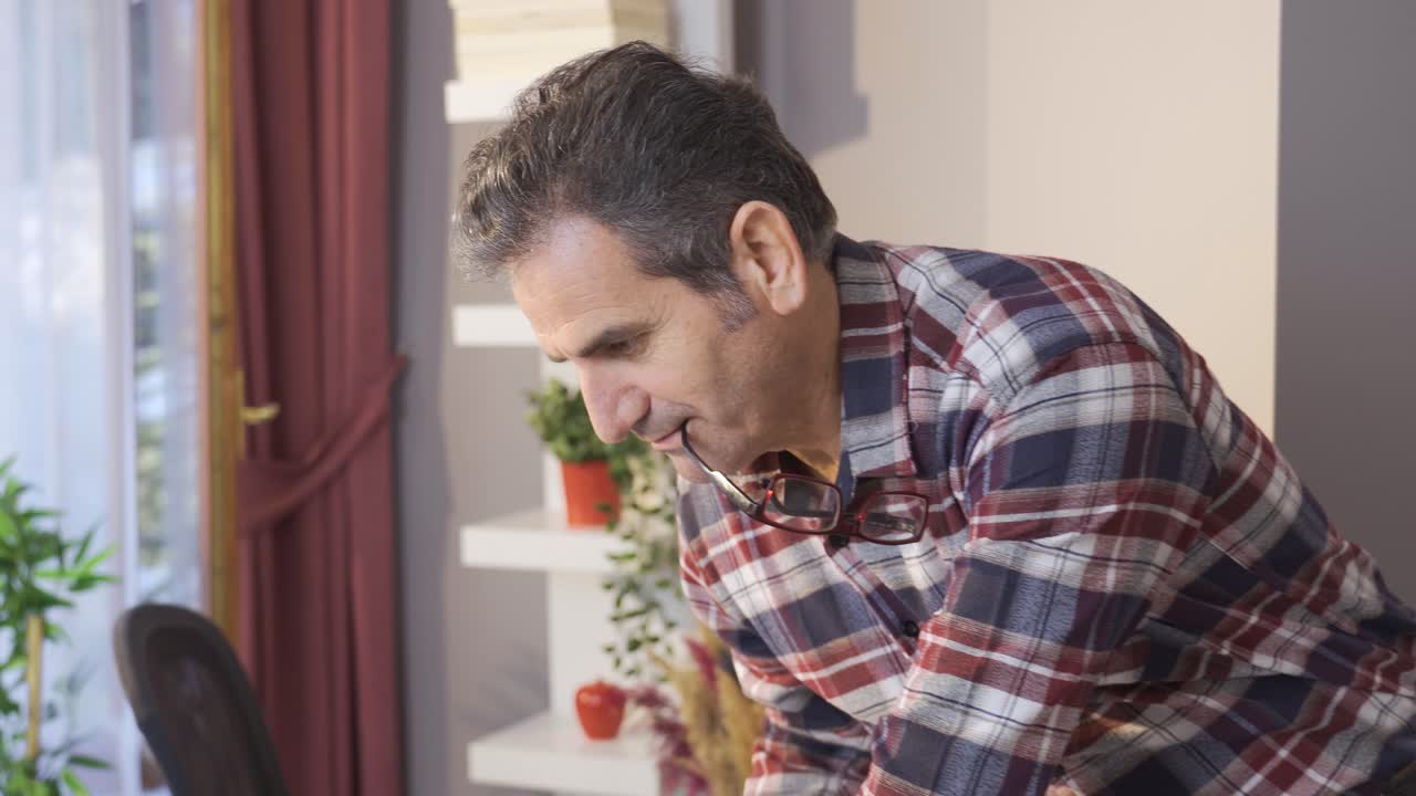 un hombre independiente con gafas haciendo su trabajo desde casa.