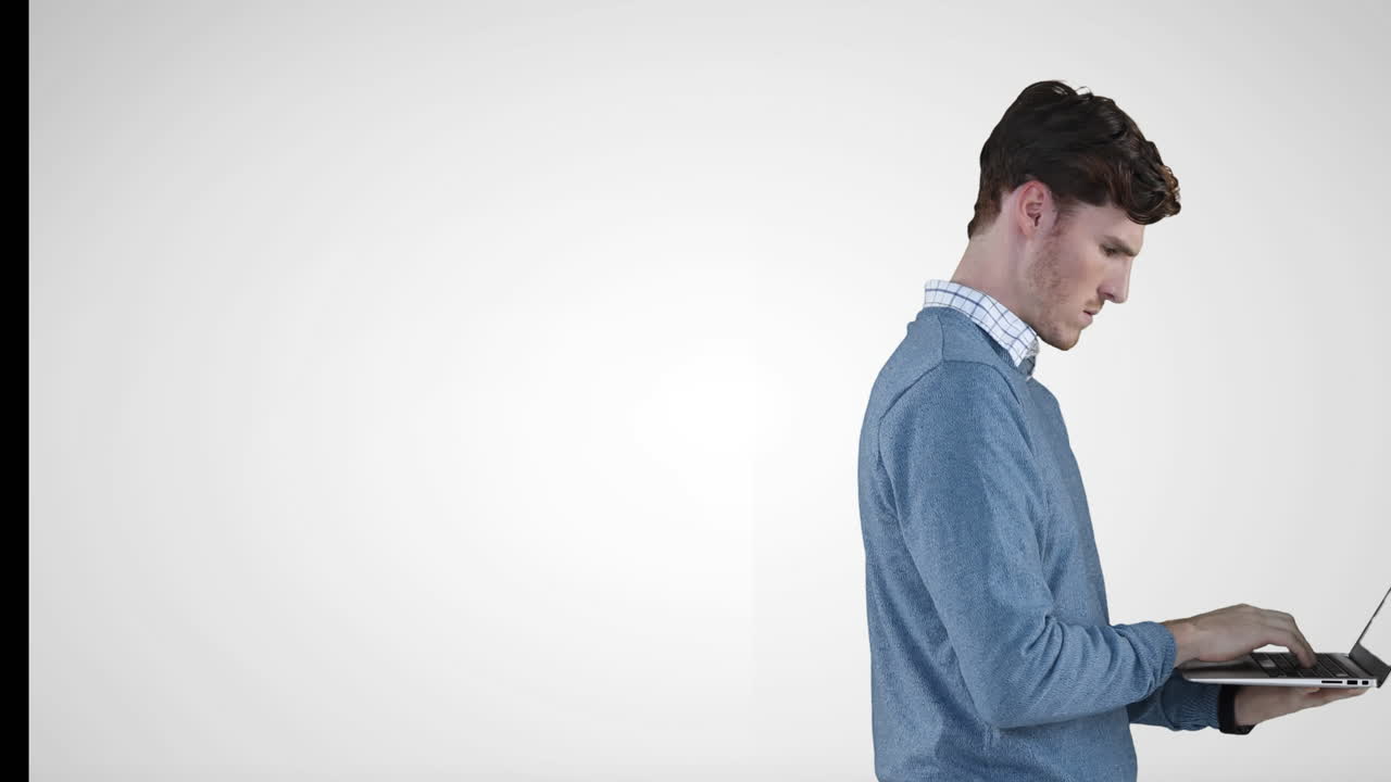 animación de un hombre caucásico usando una tableta digital contra un fondo gris con espacio de copia.