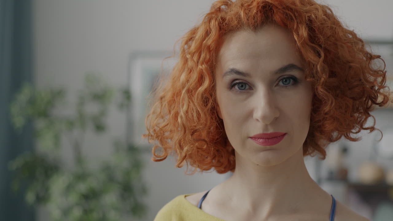 женщина с красными кудрявыми волосами