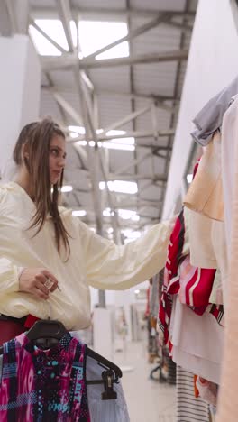 mujer comprando ropa en una tienda minorista