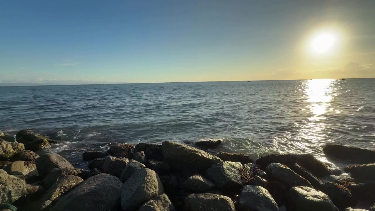 Sol da Hora Dourada Refletindo nas Ondas do Oceano e na Costa Rochosa