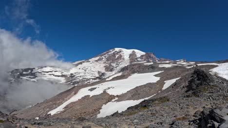 lapso de tiempo de las nubes que pasan sobre el monte más lluvioso en un cálido día de verano