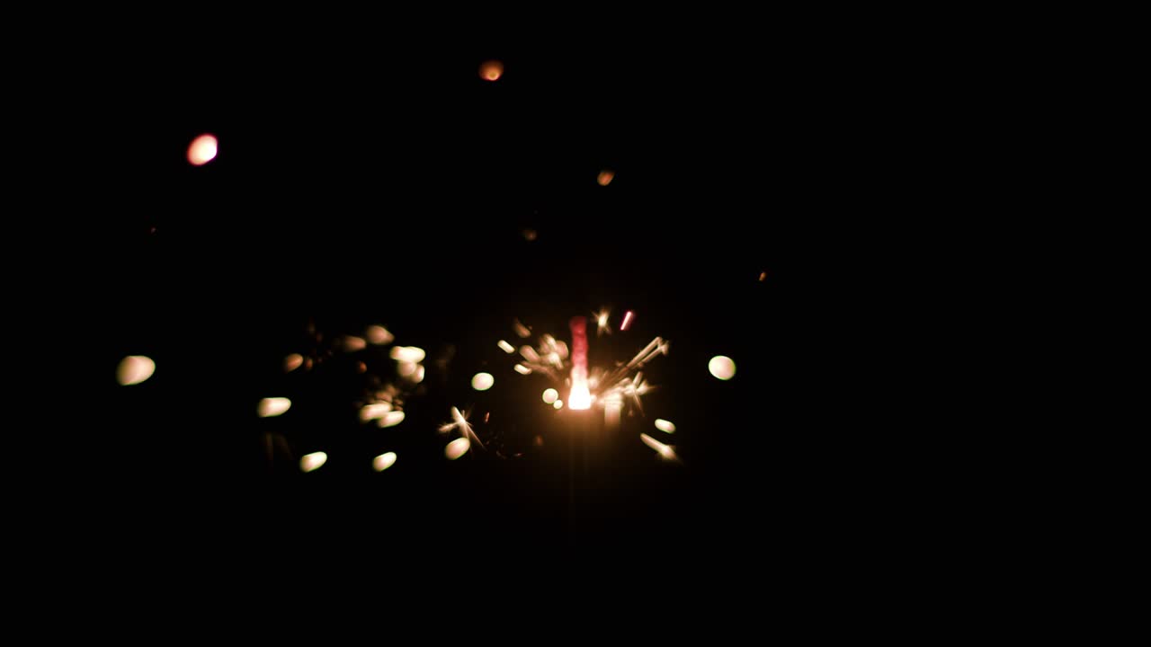 flujo mágico de chispas en la oscuridad