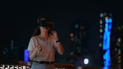 Junges-Mädchen-Simulierte-Virtual-Reality-Arbeit-In-Einer-Brille-In-Einer-Modernen-Großstadt-Bei-Nacht-Auf-Meinen-Laternen-Und-Einem-Wunderschönen-Bokeh-Von-Vorbeifahrenden-Autos-Und-Gebäuden