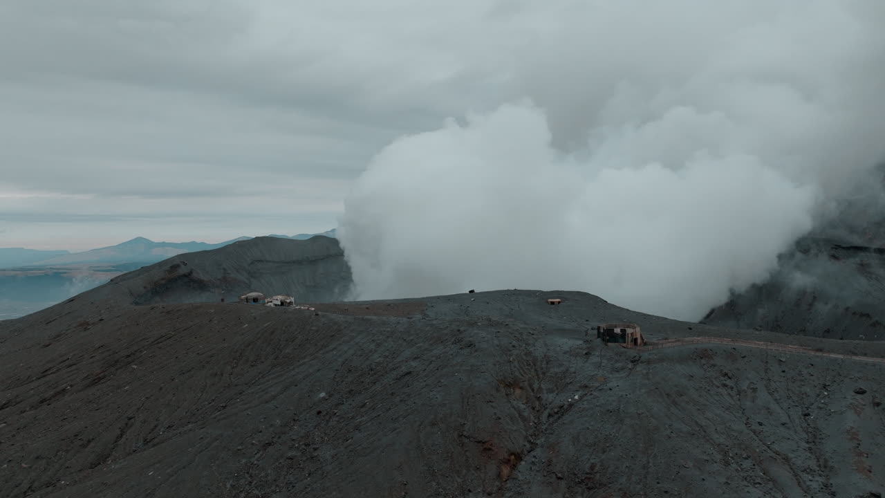 vista aérea del monte aso en japón, capturando el humo del volcán, filmado por un dron para un efecto cinematográfico