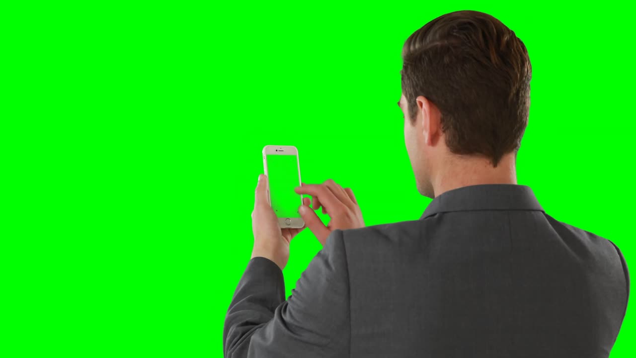 휴대전화를 사용하는 사업가